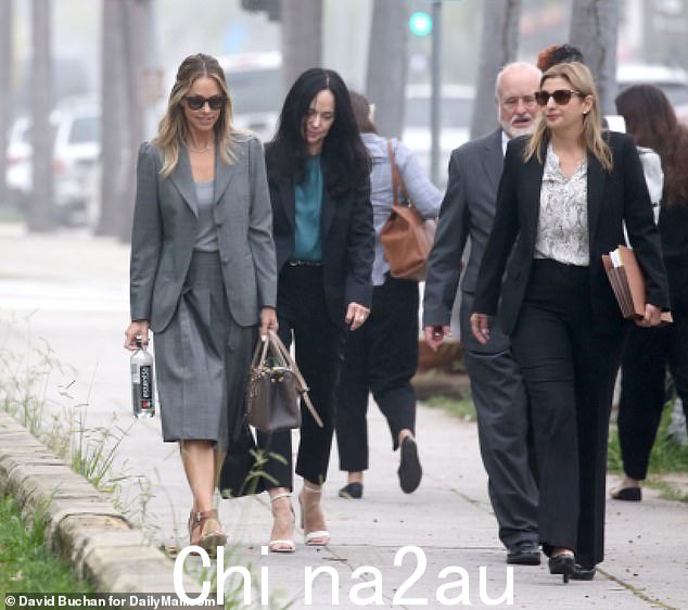 克里斯蒂娜·鲍姆加特纳周四抵达法庭时,她的法律团队在她的两侧