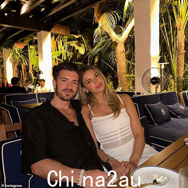 甜蜜:几天前,萨莎发布了与足球运动员男友杰克的罕见照片,分享了他历史性三冠王胜利后的一系列夏日回忆