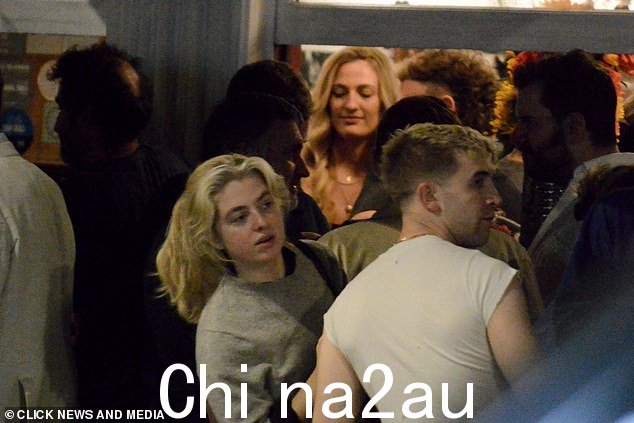 派对:23 岁的模特和 24 岁的威尔士演员在 Soho 的 French House 酒吧度过了他们的夜晚