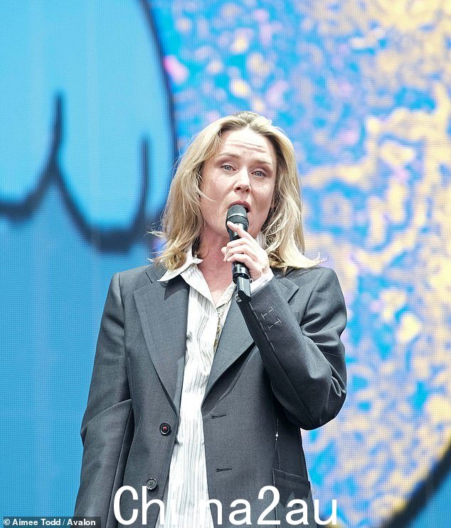 罗伊辛·墨菲 (Róisín Murphy) 在 2023 年 Connect Festival 上的照片,因在她的 Facebook 私人页面上发表评论称青春期阻滞剂为“f*****”而成为跨性别活动人士的攻击目标