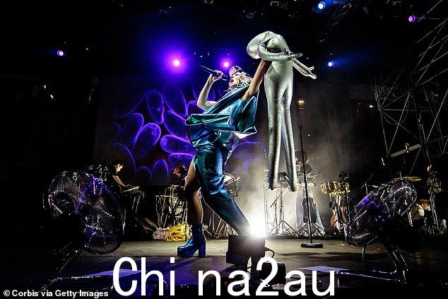 墨菲,如图所示,7 月 16 日在意大利米兰表演,她说她“很抱歉我的评论直接伤害了你们中的许多人”
