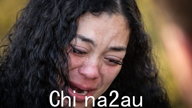 在一次可怕的正面碰撞中丧生的两个孩子的母亲一夜之间崩溃了事故现场正在搜捕其他几名逃离现场的人。图片:Julian Andrews