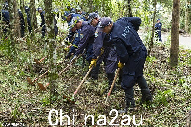 自他失踪以来,警方一直在寻找答案,包括对他最后一次出现的肯德尔房产进行多次搜查(如图,新南威尔士州警方于 2018 年 6 月进行搜查)