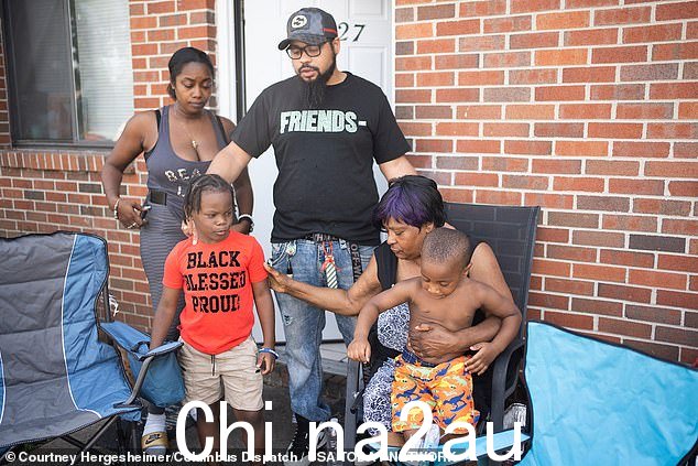 '她的悲惨去世留下了言语无法形容的空白,特别是对她的两个年幼的儿子来说,他们现在必须在没有母亲的爱和指导的情况下成长'家庭声明中写道