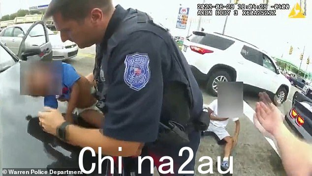 可以听到车内的家人恳求让他们继续前往医院