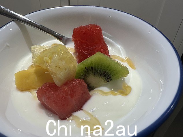 艾伦午餐还吃了酸奶、水果和蜂蜜 - 但必须选择普通的