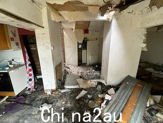 四居室独立式房产遭受严重火灾损坏,部分屋顶缺失