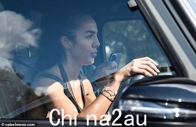 她走了:周五,阿里安娜·阿吉塔 (Arianna Ajtar) 与一位男伴离开曼彻斯特的一家健身房时,穿着棕色套装展示了自己苗条的身材,看起来身材很好