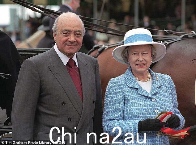 Al Fayed 先生在皇家温莎马展上与女王合影。他利用多迪与戴安娜王妃的调情作为讨好贵族的手段