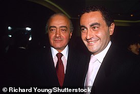 Mohamed Al Fayed 与儿子 Dodi 于 1988 年在 Harrods 举行的香水发布会上合影