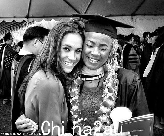 多莉亚·拉格兰（Doria Ragland）（图为与梅根一起获得硕士学位）坚忍不拔，对女儿和女婿坚定不移的忠诚，成为这对夫妇在北美寻求经济独立的决定背后的“沉默但坚定”的影响力” 