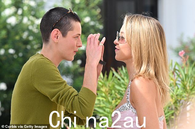 追赶:艾玛和悉尼在外面聊天时表现得很有趣
