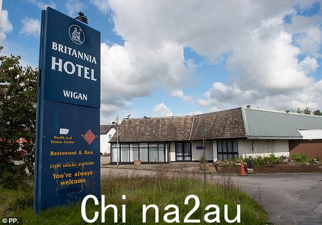 仅两英里外,大不列颠酒店 (Britannia Hotel) 的项目已进行八年,已容纳约 270 名移民