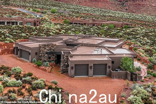 其他邻居说,尽管房子里住着两个孩子,但他们从未听到过孩子们在外面玩耍的声音