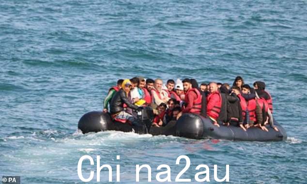 每艘船穿越英吉利海峡的移民平均数量8 月份创下月度新高,约有 5,369 人乘坐 102 艘船出发,平均每艘船载有约 53 名移民