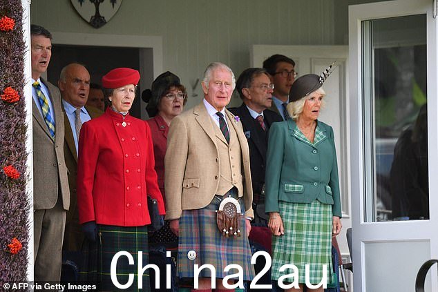 海军中将蒂莫西·劳伦斯(左)、英国国王查理三世(中)、英国女王卡米拉(右)和英国安妮公主(左三)出席年度盛典布雷马集会在布雷马