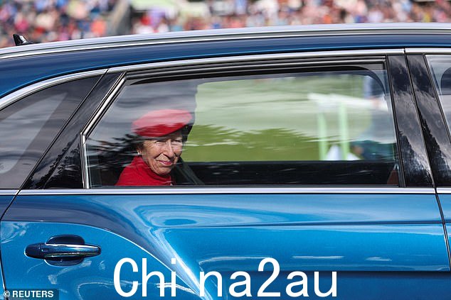 安妮,长公主,在 Braemar 皇家高地聚会中从车外望去,微笑着