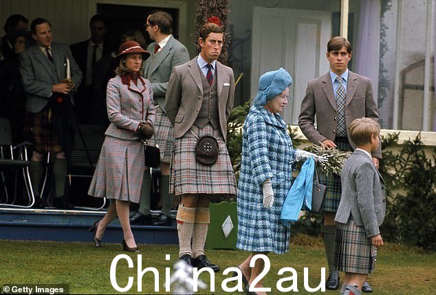 王室成员参加了 1975 年的布雷马运动会。从左到右:当时的查尔斯王子、威尔士亲王、王太后、约克公爵安德鲁王子和威塞克斯伯爵爱德华王子