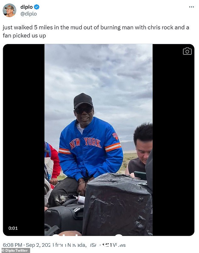 '刚刚和 Chris Rock 在泥泞中走出燃烧的人,一个粉丝接了我们,' Twitter 用户发推文,并附上了在线逃生视频