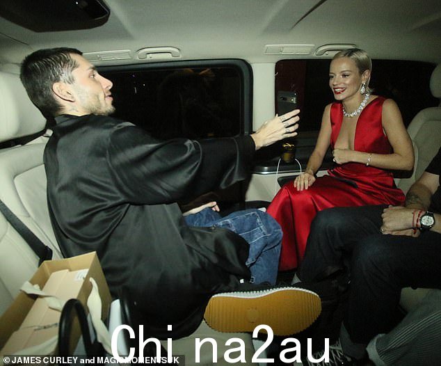 哎呀!当她的裙子滑开时,莉莉险些避免了衣柜故障,但当她跳进一辆等候的汽车时,莉莉看到了有趣的一面