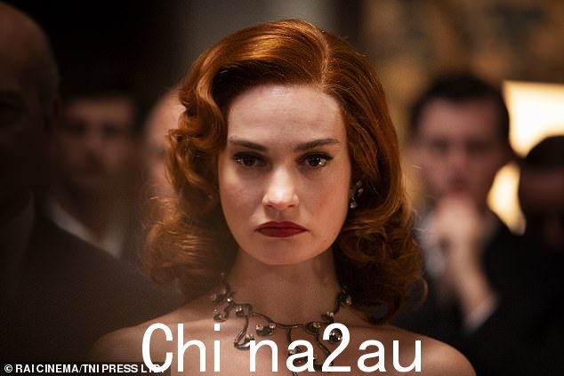 好莱坞魅力:另一张图片显示她与角色格格不入,一头火焰色长发,化着迷人的妆容,佩戴耀眼的珠宝
