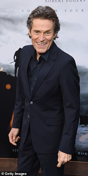 Dapper:与此同时,威廉·达福扮演鲁弗斯·普里奥里 (Rufus Priori) 的角色,“一位精明但善良的艺术品经销商”