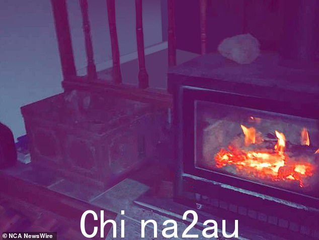 法新社也发布了这张显示房屋内燃木加热器的图片,他们说这可能有助于将他们引向犯罪分子