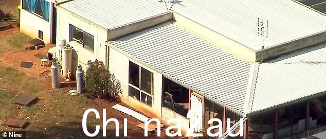 周一,这位 64 岁的妇女正在昆士兰州东纳南戈农村住宅(如图)的厨房里,天花板突然倒塌