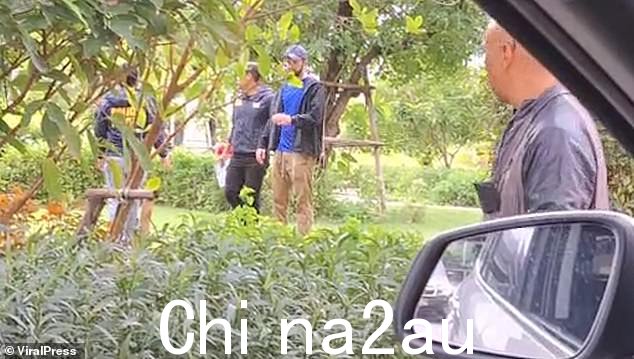 这名来自佛罗里达州的 29 岁男子昨天早上在家中被捕(如图)