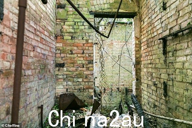 该房产最后一次被占用是在 1950 年代,然后用于农业储存,然后在几次火灾后被废弃