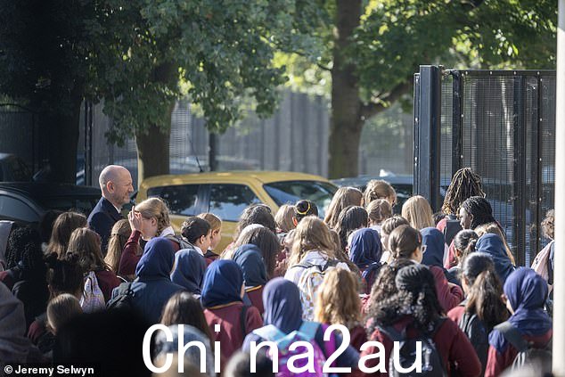 来自伦敦伊灵艾伦威尔金森女子学校的学生在开学第一天抵达学校,因为宣布在学校的某些地方发现了 Raac