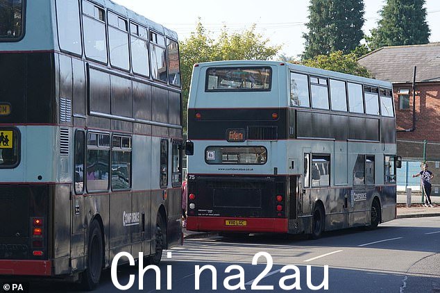 莱斯特五月花小学的学生受到不合格钢筋蒸压加气混凝土 (Raac) 的影响,已被乘巴士送往另一所配备移动设备的学校。
