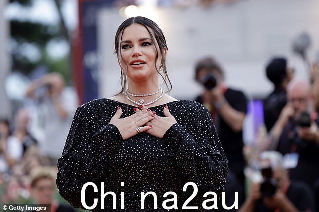 华丽:她选择了柔和迷人的妆容,并将深色头发梳成光滑的发髻