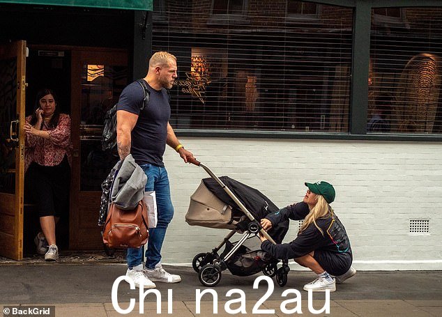 保持休闲:健身教练穿着一件超大号灰色运动衫,背面印有彩色大字“BE”
