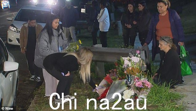 守夜(如图) )为在一场恐怖事故中丧生的兄妹而举行,当时一辆据称被盗的奔驰撞上了他们在黑肯贝格 (Heckenberg) 家仅几米远的汽车