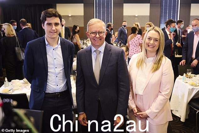 乔伊斯先生在绿党参议员彭妮·奥尔曼-佩恩 (Penny Allman-Payne) 的质询下,也拒绝确认是否有任何议员的家庭成员获得了免费的主席休息室会员资格(左图为内森·阿尔巴尼斯 (Nathan Albanese) 与他的父亲安东尼·阿尔巴尼斯 (Anthony Albanese) 和总理的女友朱迪 (Jodie) 的合影) Haydon, right)