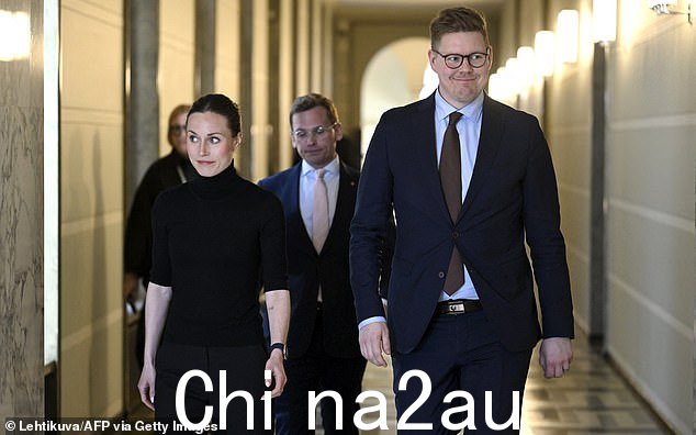 这张图片几周前首次在网上流传,在林特曼(右与桑娜·马林,左)赢得社会民主党领导权后,它再次困扰着他