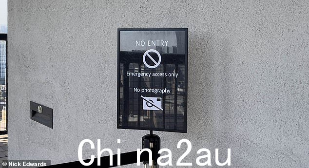 阻挡平台南向部分的屏障上有一个标志,上面写着“仅限紧急通道”和“禁止拍照”