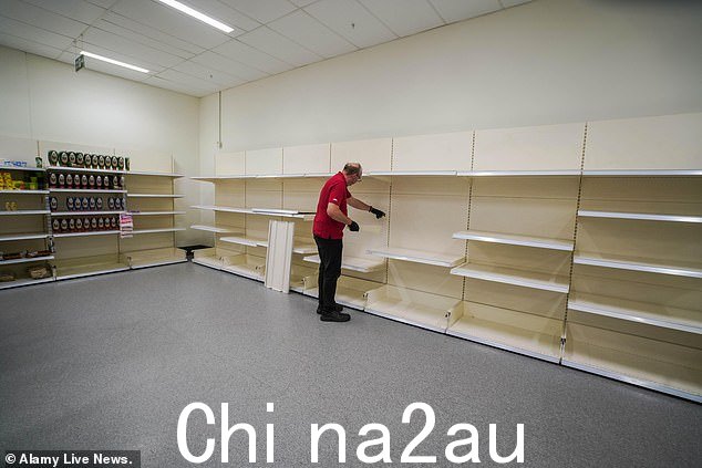 上周,在 B&M 介入之前,伦敦南部温布尔登的一家 Wilko 商店货架空空如也