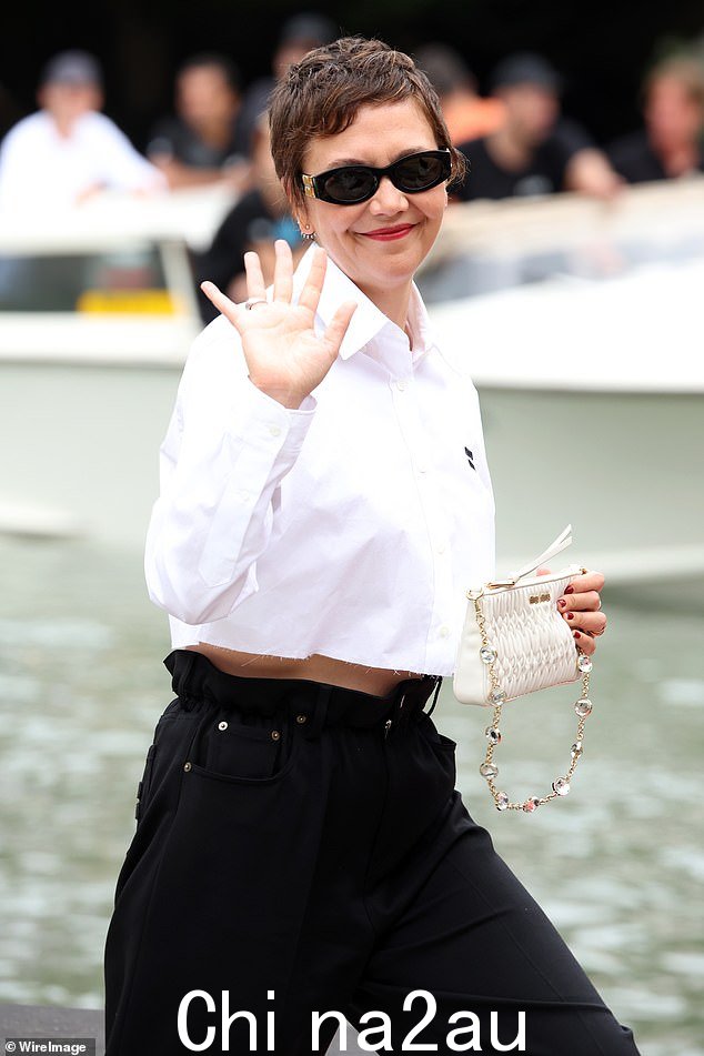 Smiles:她添加了一款白色 MiuMiu 手提包,配有镶有宝石的肩带和一副精致的黑色太阳镜
