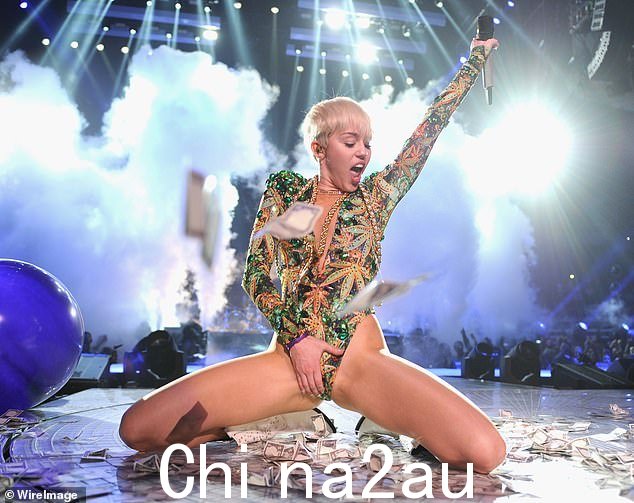 投资自己:最终成为年度票房收入第 16 位的巡演,收入 6290 万美元,但麦莉却没有从中赚到一分钱
