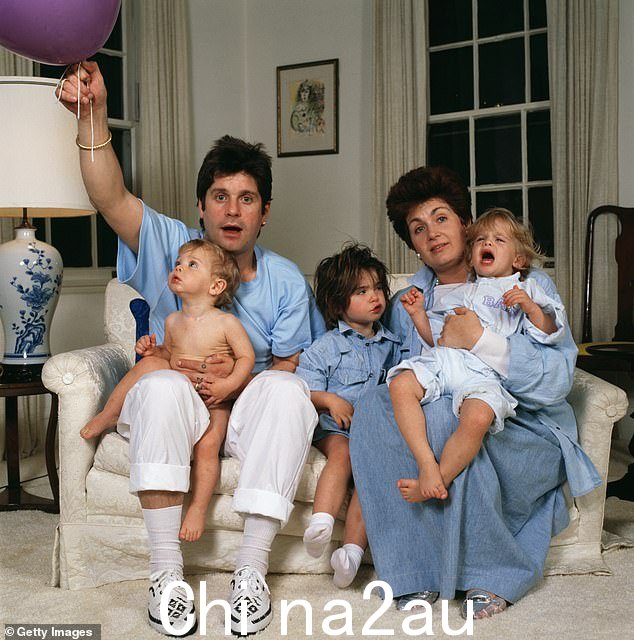 Ozzy 和 Sharon 于 1982 年结婚,并育有三个孩子:Aimee、Jack 和 Kelly。 1987 年拍摄的一家人