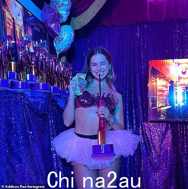 最重要的是:她穿着文胸上衣,搭配褶边小迷你裙,凸显了她健美的身材。这位明星在发布今年早些时候泄露的新歌曲时还感谢了歌迷的支持