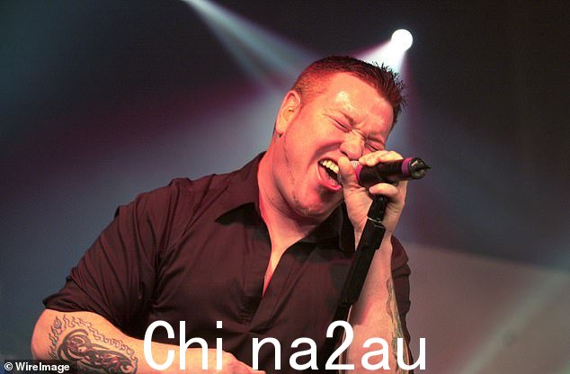 史蒂夫·哈威尔 (Steve Harwell),56 岁,Smash Mouth 乐队前主唱,已去世。死因尚未公布,但有报道称他患有肝功能衰竭(哈威尔如上图所示)