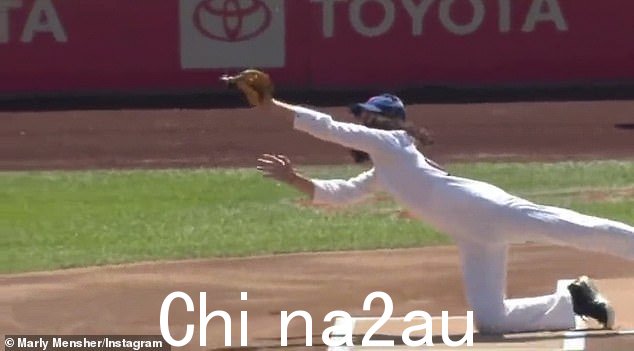 完全投入:Ezra 完全投入这项运动,跳跃去接住 matzo 球