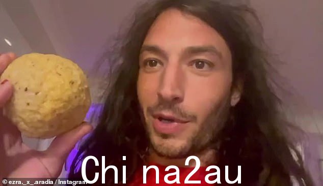 家庭食谱:演员是根据第六页使用“家庭食谱”为这个场合烹制无酵饼的人