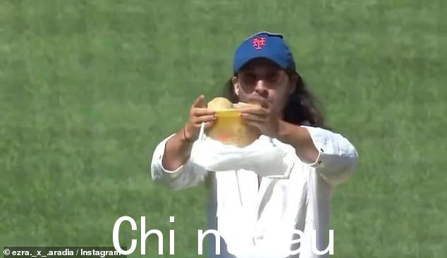 惊喜!埃兹拉·米勒(如图)周日与说唱歌手 Matisyahu 一起惊喜亮相纽约花旗球场大都会队比赛期间的犹太传统日庆祝活动