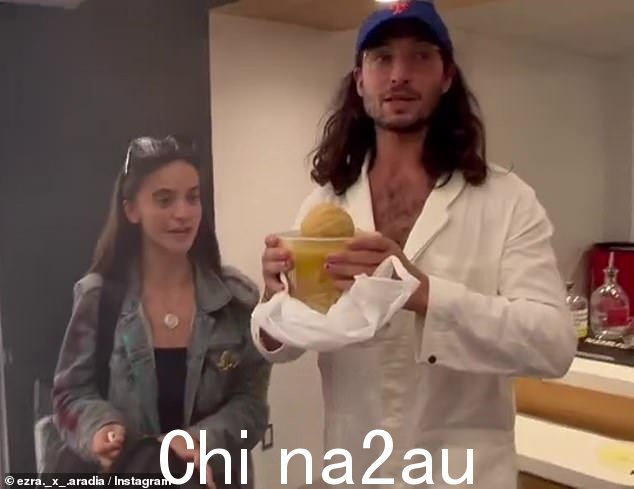 自制:在演员在 Instagram 上分享的视频中,他们展示了制作 matzo 球的过程