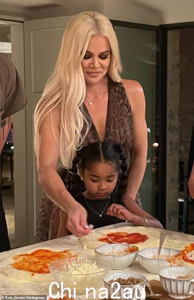可爱的时刻:卡戴珊姐妹制作人兼明星科勒·卡戴珊 (Khloé Kardashian) 和她五岁的女儿特鲁·汤普森 (True Thompson) 上个月在去意大利享受奢华假期期间与家人一起参加了披萨制作烹饪课程