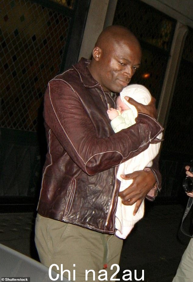 可爱:海豹(出生海豹 Henry Olusegun Olumide Adeola Samuel) ) 在他的前妻海蒂·克拉姆 (Heidi Klum) 怀上前男友弗拉维奥·布里亚托利 (Flavio Briatore) 的孩子后开始与她约会,2004 年她出生时正是他在场(如图)